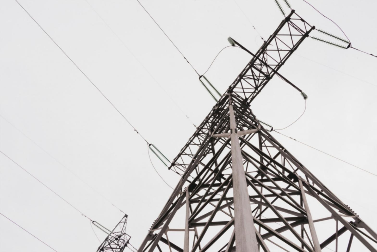 Ingénieur analysant données énergétiques